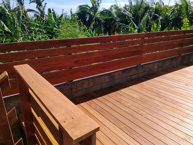Caillebotis en bois brise vue / garde corps à La Réunion