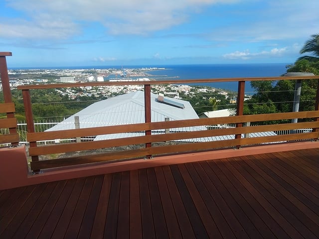 Caillebotis en bois brise vue / garde corps à La Réunion
