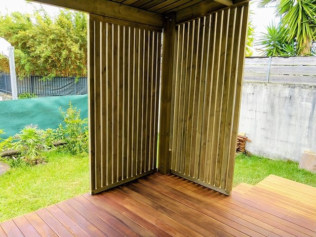 Caillebotis en bois brise vue / garde corps à La Réunion