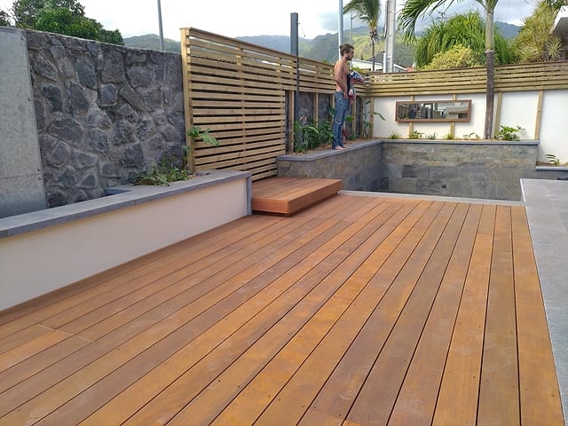 Caillebotis en bois brise vue / garde corps à La Réunion