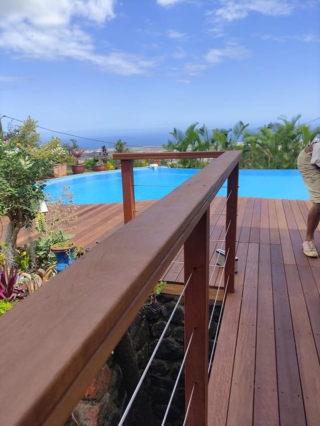 Caillebotis en bois brise vue / garde corps à La Réunion